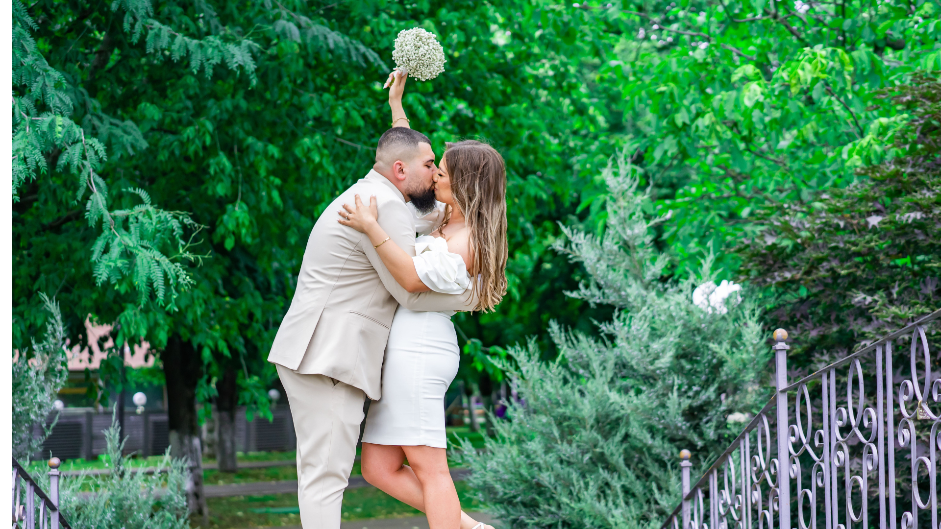 Sarutul mirilor si buchetul de mireasa Sarutul mirilor si buchetul de mireasa